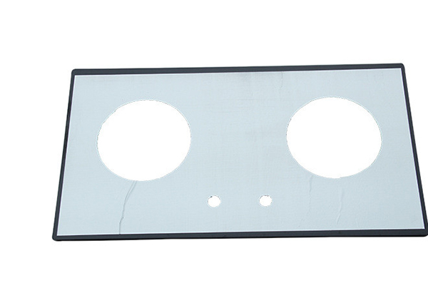 燃?xì)庠蠲姘?></p>
<p>1、安全方面對比</p>
<p>鋼化玻璃面板：鋼化玻璃面板在各方面都能媲美于不銹鋼面板，對于用戶所擔(dān)心的爆炸事件，其實根本原因是用戶在使用時不當(dāng)，鋼化玻璃是一種新型的材料，鋼化玻璃屬于安全玻璃，鋼化玻璃其實是一種預(yù)應(yīng)力玻璃，為提高玻璃的強(qiáng)度，通常使用化學(xué)或物理的方法，在玻璃表面形成壓應(yīng)力，玻璃承受外力時首先抵消表層應(yīng)力，從而提高了承載能力，增強(qiáng)玻璃自身抗風(fēng)壓性，寒暑性，沖擊性等。許多消費者對其沒有認(rèn)識，在使用上只要做到定期清理灶圈上的雜質(zhì)和積碳，以免出火孔堵塞引起回火，平日要做好面板的清洗和養(yǎng)護(hù)，不可重力撞擊灶面，盡量避免讓灶面過熱或突然遇冷，這些只要在平常使用的時候稍加注意一下，就可以避免出現(xiàn)面板爆炸的情況。</p>
<p>?</p>
<p>不銹鋼面板：不銹鋼面板應(yīng)用最早最廣泛，但如果材質(zhì)不好，或者面板與底殼扣得不好，用久以后容易發(fā)生翹曲，特別是那種比較薄的，還有眾所周知，燃?xì)庠钤诠ぷ鞯臅r候灶頭附近的溫度會很高，燃?xì)庠蠲姘逅玫牟讳P鋼材質(zhì)在導(dǎo)熱這方面下了很多功夫，即使燃?xì)庠罟ぷ骱荛L時間，面板的多處溫度還如常溫。在耐熱上，用戶可以隨意將很熱的鍋放在面板上，而不用擔(dān)心面板有問題。強(qiáng)度方面也是不銹鋼所擅長的，不用擔(dān)心面板會有任何問題。</p>
<p>?</p>
<p>2、清潔方面對比</p>
<p>鋼化玻璃面板：面板在清潔上和不銹鋼面板相似，直接拿濕抹布蘸一點清潔劑就可以祛除表面的油污了，而且鋼化玻璃在擦拭后雖然也會留下水印，但是配合面板的底色，印記就不是很明顯了，不會影響整體的美觀，清潔上還是比不銹鋼面板方便一些的。</p>
<p>?</p>
<p>不銹鋼面板：在清潔上非常的方便，使用過后直接拿濕抹布蘸上一點清潔劑，可以直接祛除油污了。但是要注意的是，有水的抹布擦完之后會在不銹鋼面板上留下水漬而且會影響美觀，擦拭之后最好用干燥的抹布再擦拭一遍，這樣效果就會非常好了，最重要的一點就是如果不小心用鋼絲球擦不銹鋼面板就會導(dǎo)致面板刮花影響美觀，所以這一點比不上鋼化玻璃面板。</p>
<p>?</p>
<p>綜合以上的內(nèi)容總結(jié)，整體對比下來鋼化玻璃面板的材質(zhì)要比不銹鋼面板的材質(zhì)要更有優(yōu)勢，所以在選擇燃?xì)庠畈馁|(zhì)方面來講小編推薦鋼化玻璃面板材質(zhì)的燃?xì)庠睿Ｍ陨蟽?nèi)容對大家有所幫助。</p>
<p><br></p>
</p>

                </div>
            </div>
            
            <div   id=